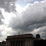 Dramatische Wolken über Stadt und Börsengebäude.