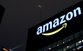 Beleuchtetes Amazon-Logo nachts