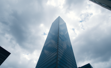 Finanzviertel-Wolkenkratzer im bewölkten Himmel