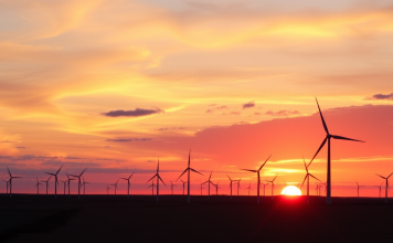 Baywa AG Windenergie bei Sonnenuntergang