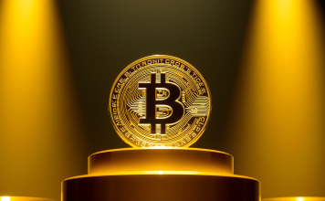 Goldener Bitcoin auf einem Podest im Scheinwerferlicht