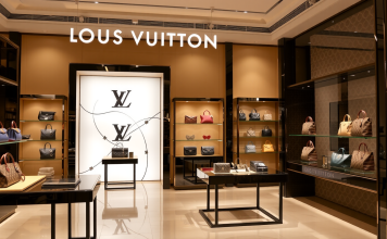 Elegante Louis Vuitton Boutique mit Handtaschen