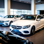 Mercedes-Benz Luxusautos im Ausstellungsraum