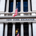 New Yorker Börsengebäude mit amerikanischer Flagge