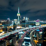 Langzeitbelichtung einer Stadtansicht bei Nacht mit Lichtspuren