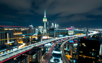 Langzeitbelichtung einer Stadtansicht bei Nacht mit Lichtspuren