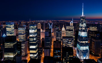 Nachtskyline mit Merck-Logo