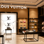 Elegante Louis Vuitton Boutique mit Handtaschen