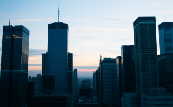 Stadtansicht bei Sonnenuntergang, bevor der Handel beginnt