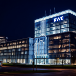 Modernes RWE-Hauptquartier beleuchtet