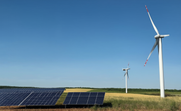 Windturbinen und Solarpaneele repräsentieren das Engagement von SFC Energy für erneuerbare Energien