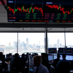 Handelsböden mit DAX-Charts und Frankfurter Skyline.