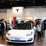 Tesla-Showroom mit Kunden