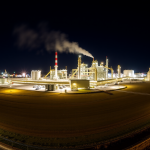 Panoramablick bei Nacht auf das beleuchtete Werk von Vulcan Energy Resources, zeigt Engagement für grüne Energie