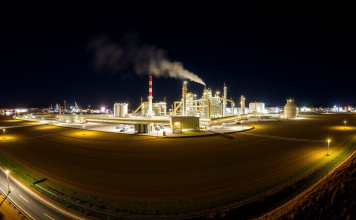 Panoramablick bei Nacht auf das beleuchtete Werk von Vulcan Energy Resources, zeigt Engagement für grüne Energie