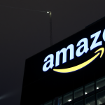 Beleuchtetes Amazon-Logo nachts