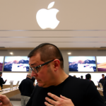 Apple Store mit Aktienbildschirmen