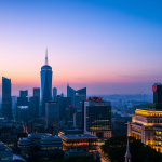 Beleuchtete Finanzviertel-Skyline bei Sonnenaufgang