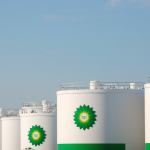 BP-Kraftstofftanks vor klarem Himmel