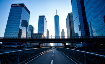 Brücke zum Finanzviertel bei Morgendämmerung