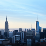 Stadtpanorama bei Morgendämmerung mit Schatten auf Finanzmarken