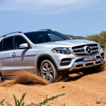 Mercedes-Benz GLE fährt mühelos durch schwieriges Gelände