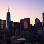 Stadtlinie bei Sonnenuntergang mit erleuchteten Wolkenkratzern