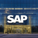 Fassade der SAP-Zentrale, modernes Glasgebäude bei Dämmerung