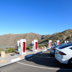 Tesla Supercharger in den Bergen