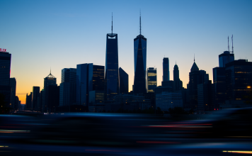 Skyline des Finanzdistrikts bei Sonnenuntergang