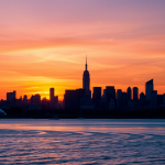 “Sonnenaufgang über städtischer Skyline.“