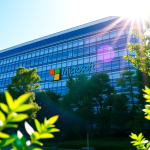 Ein lebendiges Bild des Microsoft-Hauptgebäudes, umgeben von üppigem Grün und in hellem Sonnenlicht getaucht