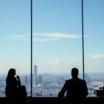 Silhouetten von Geschäftsleuten im Besprechungsraum mit Stadtblick