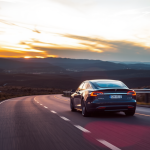 Tesla Model S bei Sonnenuntergang