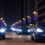 Tesla-Autos auf belebter Stadtstraße bei Nacht